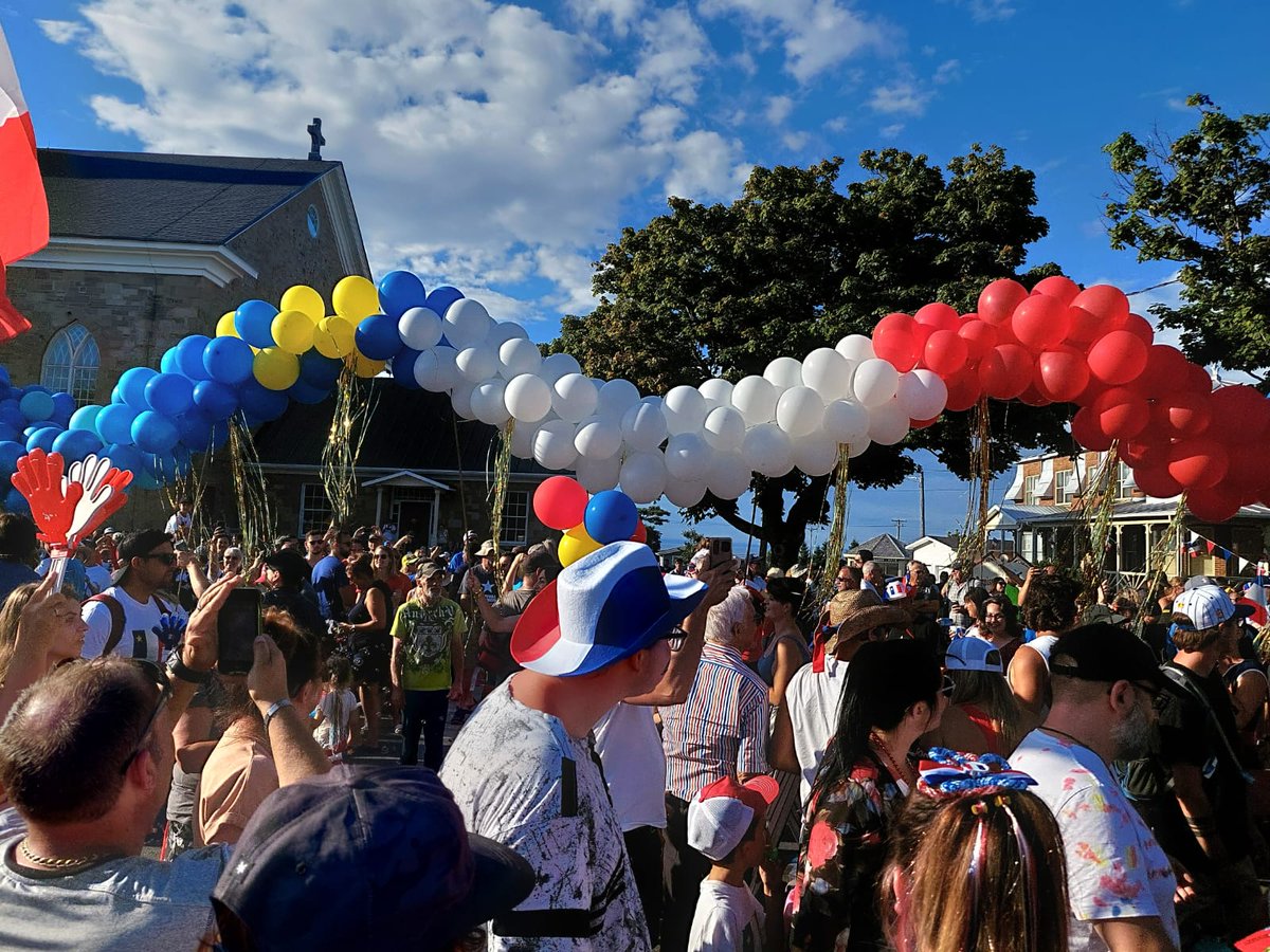 ChMontel's tweet photo. 🔵⚪️🔴⭐️Bonne fête nationale de l'Acadie en ce 15 août!
A quelques jours de mon départ du 🇨🇦, je manque mon 4ème #tintamarre mais repars marquée à tt jamais par cette rencontre avec les Acadiens dont la chaleur et la fierté m'ont conquise!
#AcadianDay #Acadie https://t.co/CV2IGgAYg8