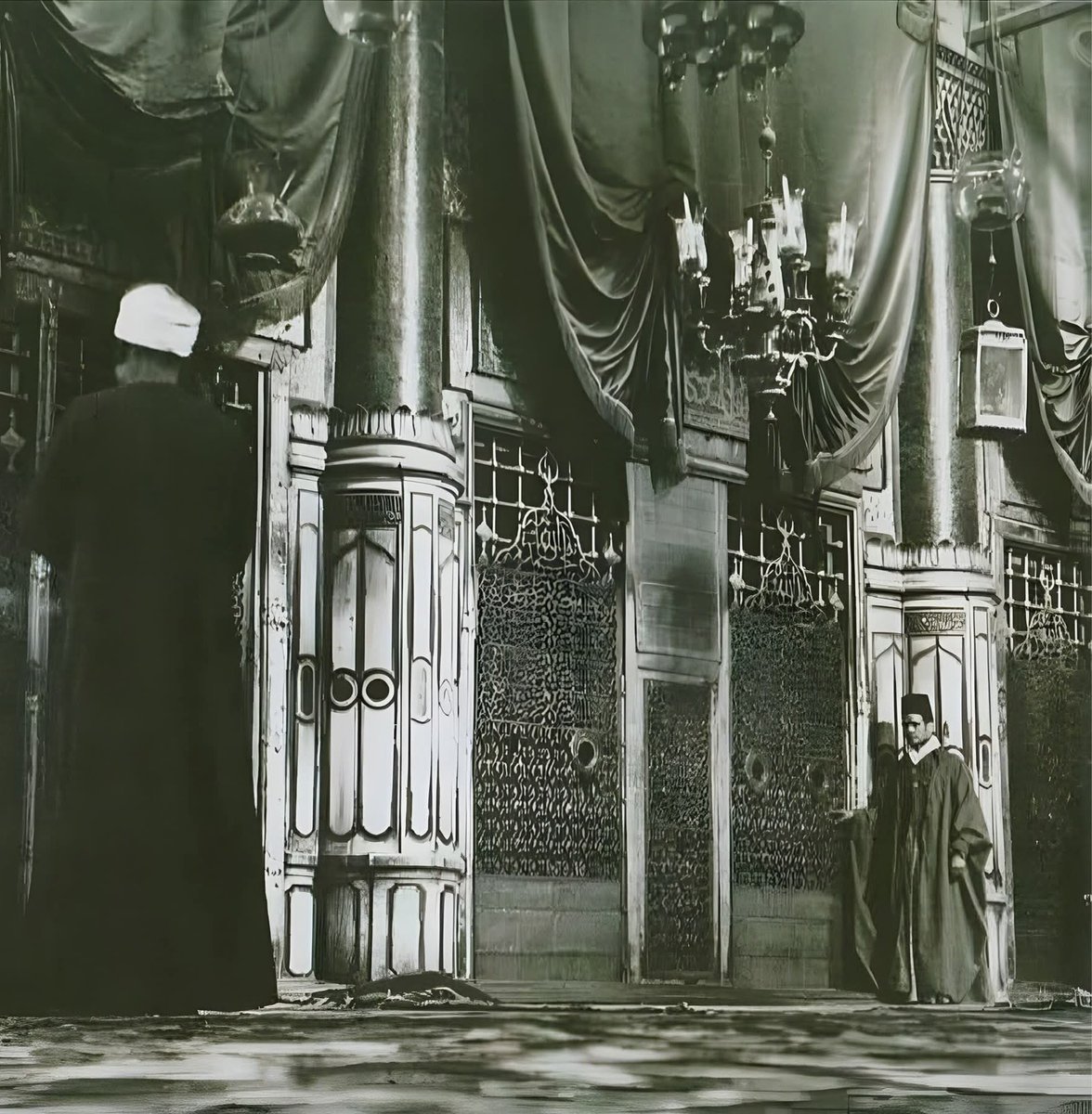 اللهم اغمس القلب في فيض محبة سيدنا محمد واله ﷺ 💚🤍💛
وشرِّف العين والقلب بدوام رؤية سيدنا محمد واله  ﷺ💚🤍💛
 و اجعلنا من خواص أحبِّة سيدنا محمد واله ﷺ
💚🤍💛

يـا_سيدنـا_النبـي نظره 💚