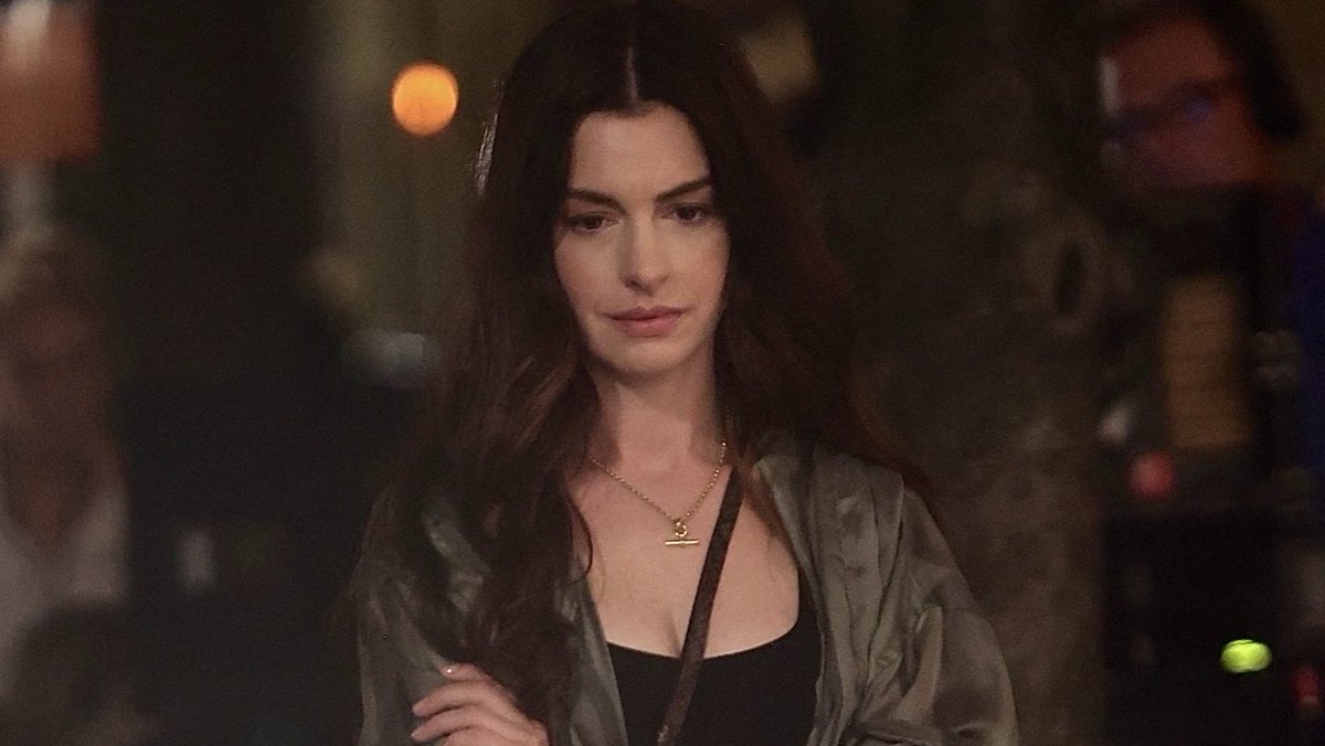 _scullysx's tweet photo. PLAY JEALOUS GIRL BY LANA DE REY, NOW. https://t.co/EMTLaGqnNp