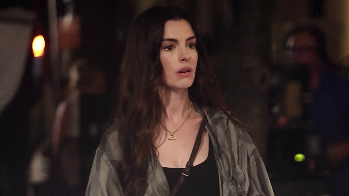 _scullysx's tweet photo. PLAY JEALOUS GIRL BY LANA DE REY, NOW. https://t.co/EMTLaGqnNp