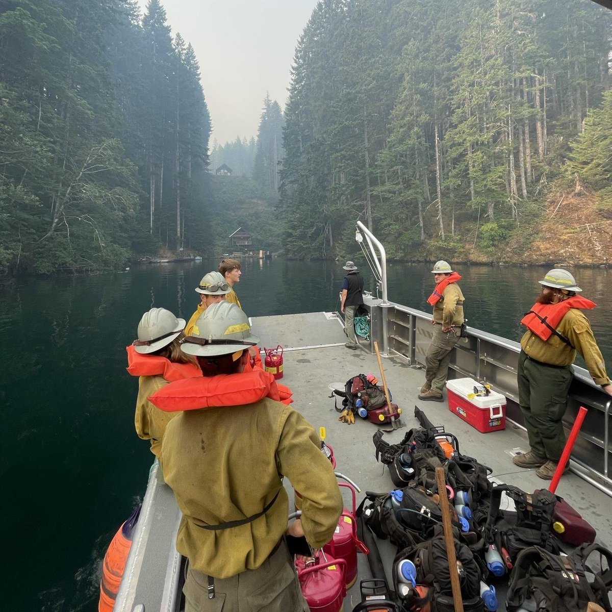 What does your daily work commute look like? For some wildland firefighters, it’s anything but ordinary!

Due to the Bear Gulch fire burning in steep terrain next to Lake Cushman, these firefighters are commuting by boat to access the flames. Their commitment to protecting our