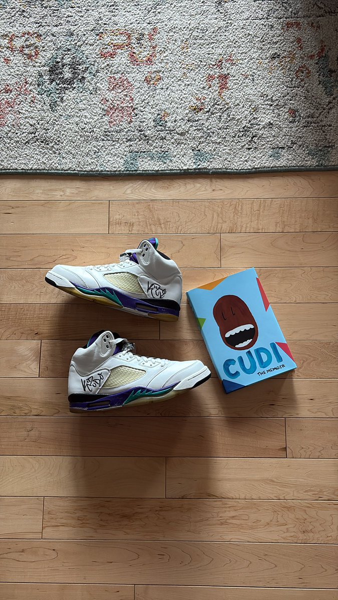Matty__McFly's tweet photo. Shoes 2006
Signed 2009
Memoir 2025
@KiDCuDi forever https://t.co/SQKwOEsiEt