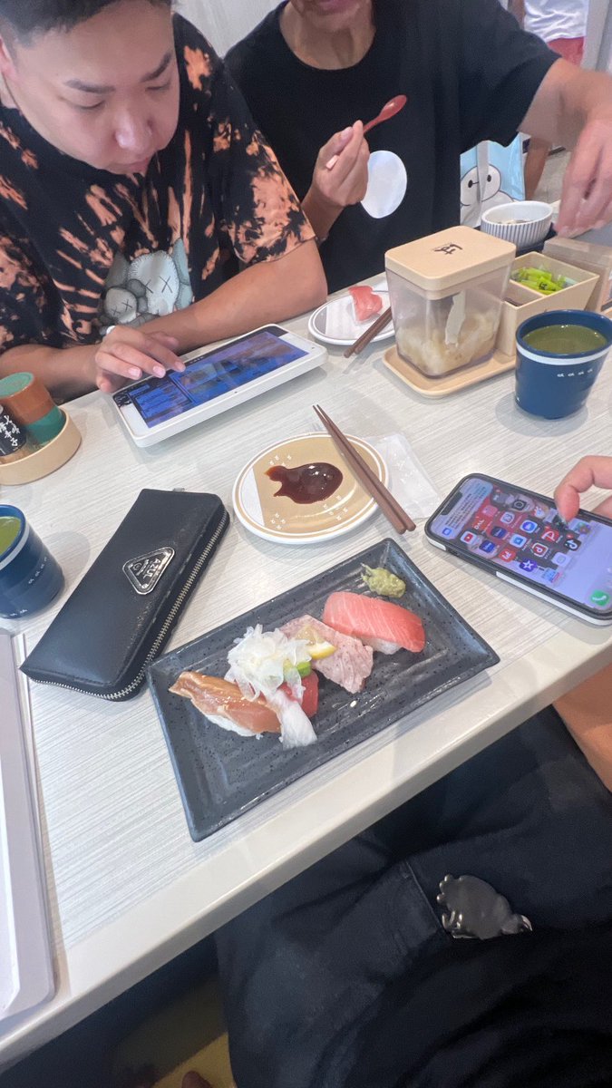 RIWASAKI7's tweet photo. 昼の寿司屋でビール、ハイボールまではわかるねんけどさ、枝豆とキムチ頼むなよ居酒屋ちゃうぞwwwwww https://t.co/k0olcFaINA