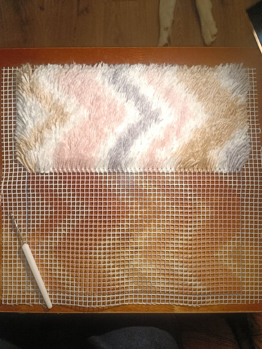 GleesonLoopykaz's tweet image. Day 3: It's looking good, though I say so myself. 🙂
#LatchHook
#WallHanging
#CraftTwitter