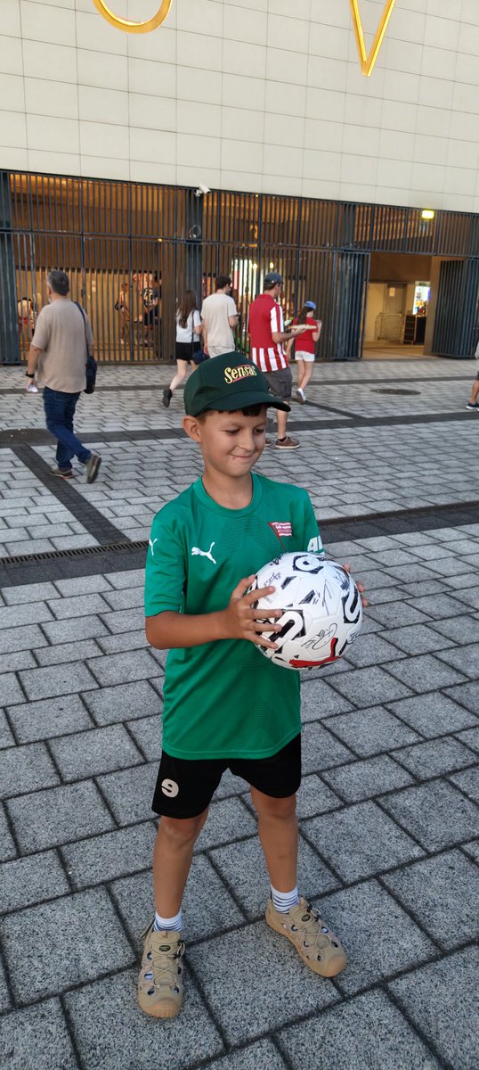 pitpee76's tweet image. Mój synuś dziś wygrał taka piękna nagrodę przed stadionem Cracovii.Dziekujemy #eventysportowe za świetną zabawę i super nagrodę.