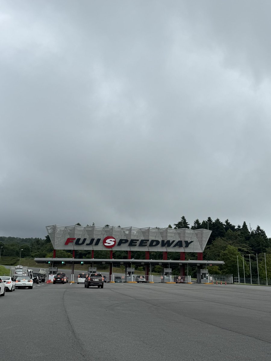 minoyama78's tweet image. 富士スピードウェイは曇り空☁️
時折雨が落ちてきます🌧️

#fujispeedway 
#KYOJO 
#InterProt 
#富士チャンピオンレース