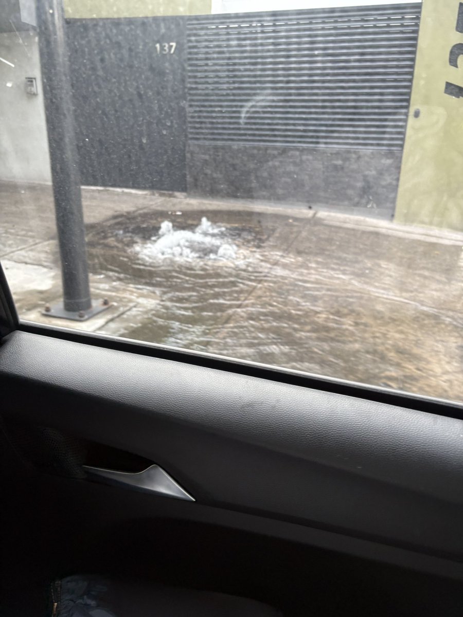 fslezama's tweet photo. @Gabyosoriohdz fuga de agua en viaducto Tlalpan 137 urgente! 15 agosto 5:08 pm https://t.co/a5NWIT1egp