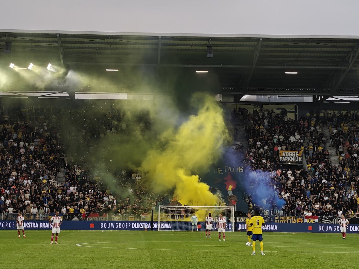 NBemmel's tweet photo. Prima sfeertje ook en met meer dan 12000 toeschouwers een erg goed aantal voor de KKD.

#camtop #groundhopping https://t.co/UiVvOYYDuu