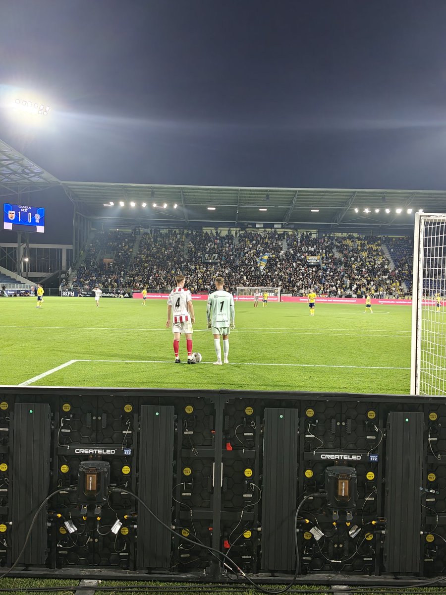 NBemmel's tweet photo. Prima sfeertje ook en met meer dan 12000 toeschouwers een erg goed aantal voor de KKD.

#camtop #groundhopping https://t.co/UiVvOYYDuu
