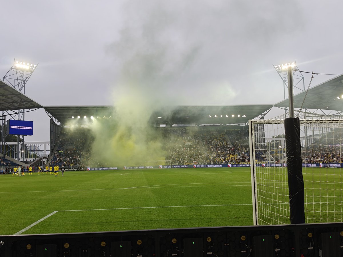 NBemmel's tweet photo. Prima sfeertje ook en met meer dan 12000 toeschouwers een erg goed aantal voor de KKD.

#camtop #groundhopping https://t.co/UiVvOYYDuu