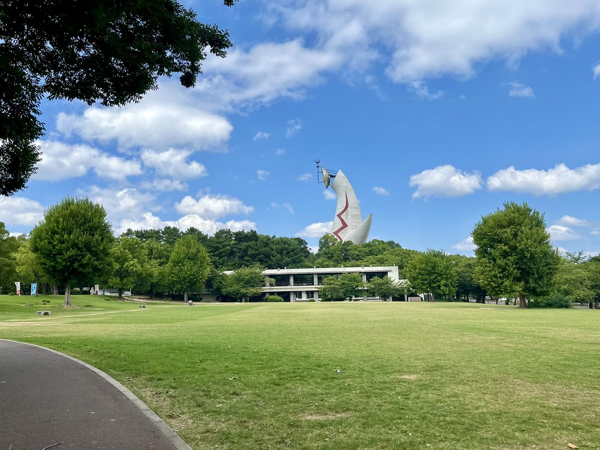 "amazing summer.Part2"

旅の途中で寄ったのは
熱狂の記憶が残る､あの場所です｡

初訪問ではない
されど､やはり言葉を失う。

『なんだ､これは？』 

半世紀の歳月が捻じれる空間で､
歓喜の渦に巻かれます｡

ああ､ただひたすらに圧巻だ！

ちなみに､ここでも旅ランです。

#観光 #旅 #旅ラン