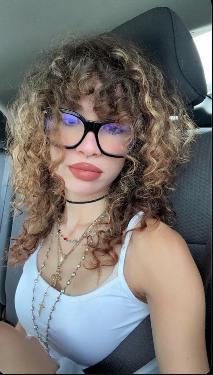 es demasiado hermosa lo mejor que pudo hacer fue darse ese color de pelo