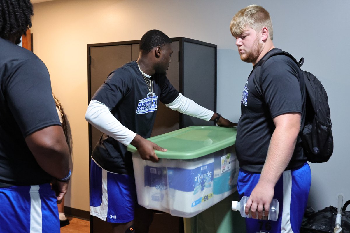 Fsubroncos_fb's tweet image. 🏈 | Bronco Football = Smoove Move Standouts! 💪🐴
FSU hit the campus with heart and hustle during the Smoove Move Operation, helping new students move into their dorms and making a strong first impression! 
From the locker room to the loading zone, our Broncos are built to lead.