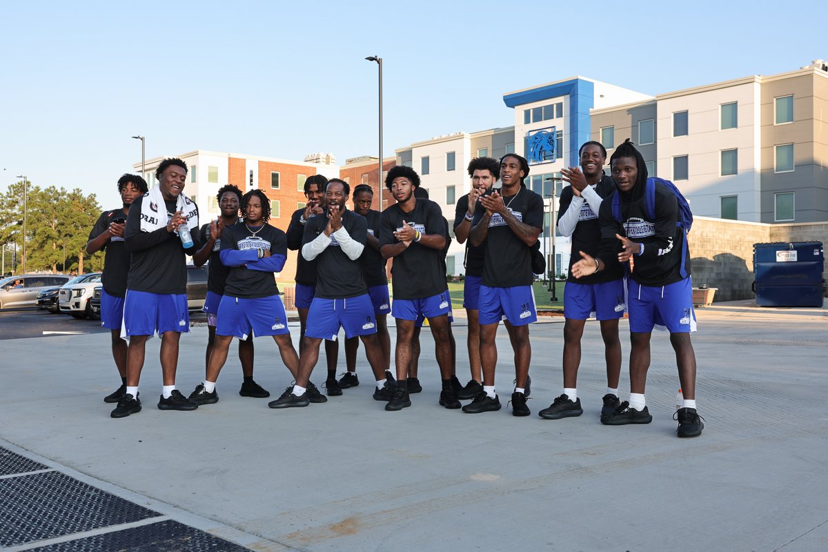 Fsubroncos_fb's tweet image. 🏈 | Bronco Football = Smoove Move Standouts! 💪🐴
FSU hit the campus with heart and hustle during the Smoove Move Operation, helping new students move into their dorms and making a strong first impression! 
From the locker room to the loading zone, our Broncos are built to lead.