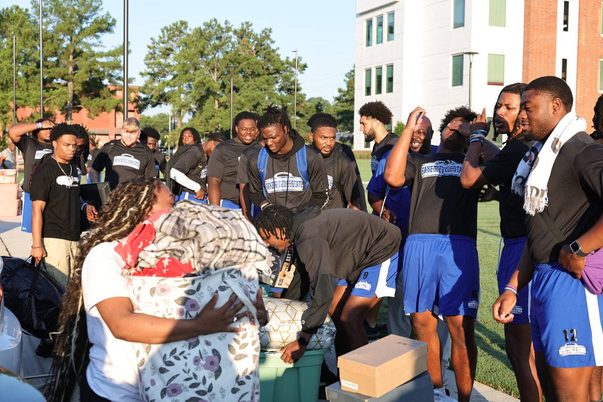 Fsubroncos_fb's tweet image. 🏈 | Bronco Football = Smoove Move Standouts! 💪🐴
FSU hit the campus with heart and hustle during the Smoove Move Operation, helping new students move into their dorms and making a strong first impression! 
From the locker room to the loading zone, our Broncos are built to lead.