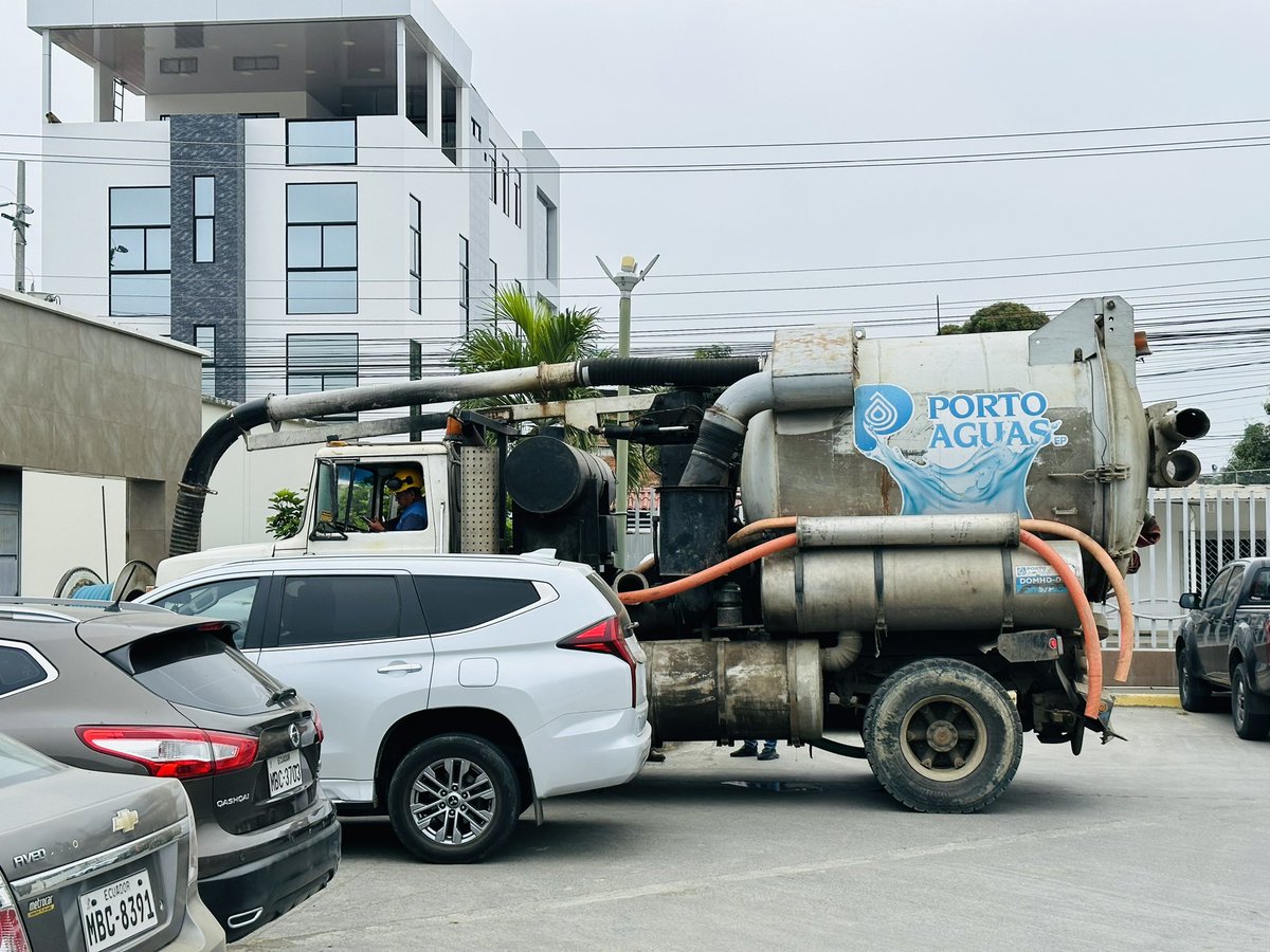 #ElNuevoEcuador | La prevención es vital para el desarrollo 🚎🌊🏥

🤝 Gracias a la colaboración de la empresa pública <a href="/Portoaguas/">Portoaguas</a>, realizamos el mantenimiento preventivo de nuestras redes de alcantarillado sanitario. 1/2
