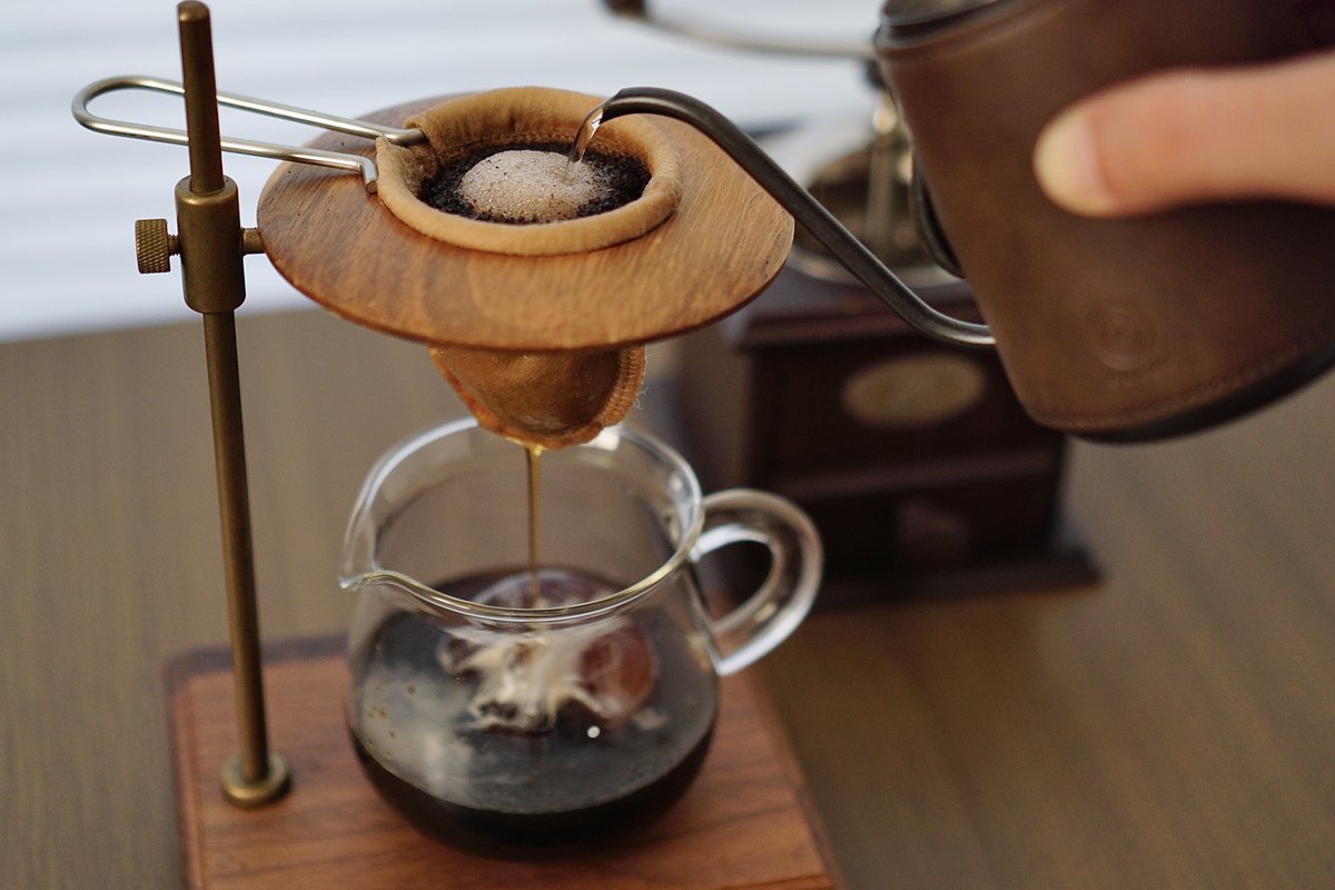 yoshi_y3029's tweet photo. 朝のコーヒータイム☕️
トラジャをネルドリップでいただきます😋

KINTOブリューワースタンドに直接ネルはセットできないけどORIGAMIのホルダーを使うとピッタリ☺️

スッキリ感がありつつ、まろやかな味わいに仕上がりました🥰

#ネルドリップ
#コーヒーのある暮らし
#コーヒー好きな人と繋がりたい https://t.co/HVxIlfxZmp