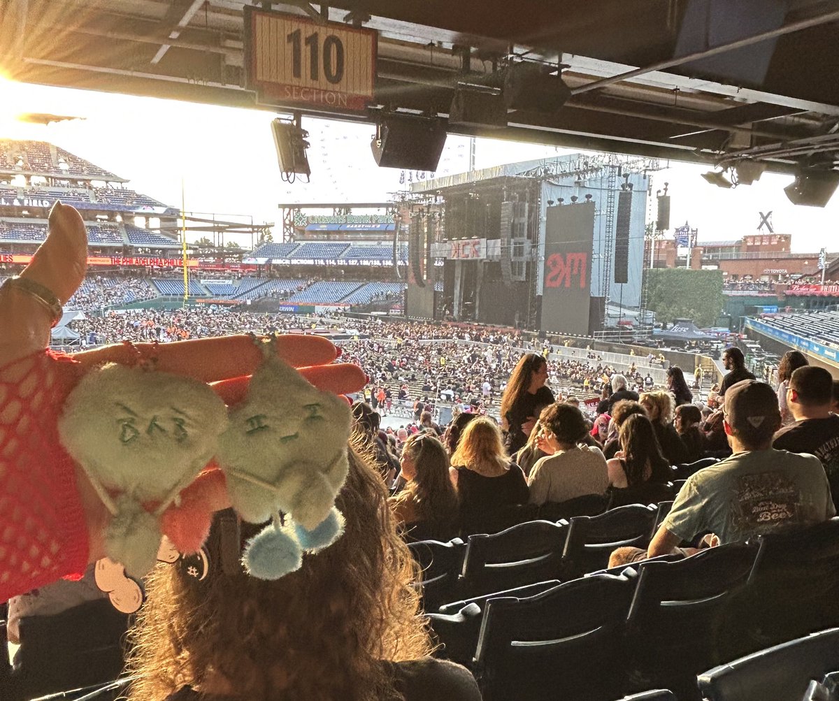 selin__smith's tweet photo. shinee made it to draag #MCRPHILLY https://t.co/ujb3vQBEbL