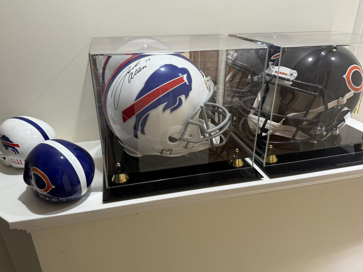 stephenepenn's tweet photo. @ChicagoBears @BuffaloBills My team and my wife’s team! See everyone Sunday! https://t.co/kiPzGSpthe