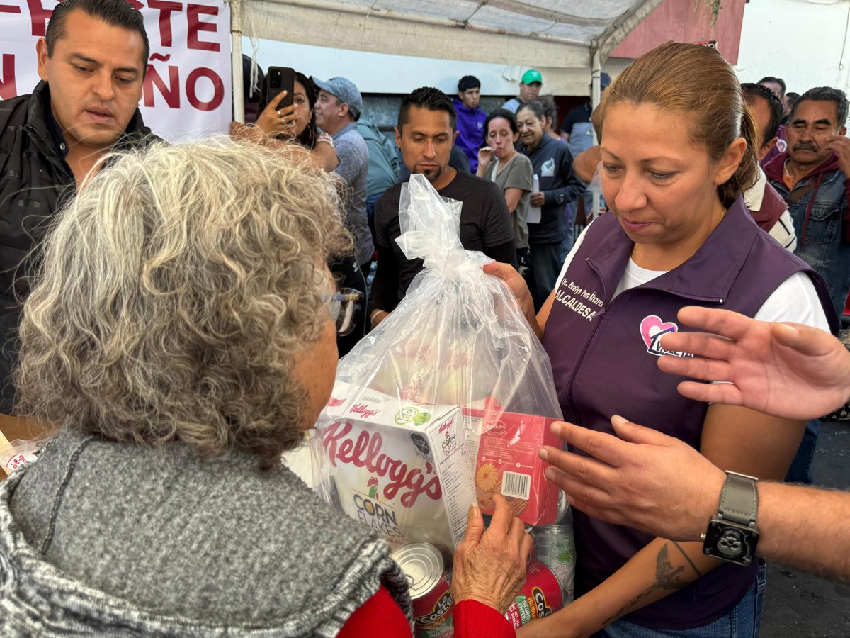 evelyn_parraA's tweet photo. En Oriente 174, Moctezuma 2ª Sección, entregamos colchones y alimentos a familias afectadas por las lluvias.
Mi compromiso es estar presente y responder de inmediato ante cualquier emergencia.
No están solos, en VC seguimos trabajando sin descanso.
#EvelynParra #VCTrabaja https://t.co/L3reIZD6DD
