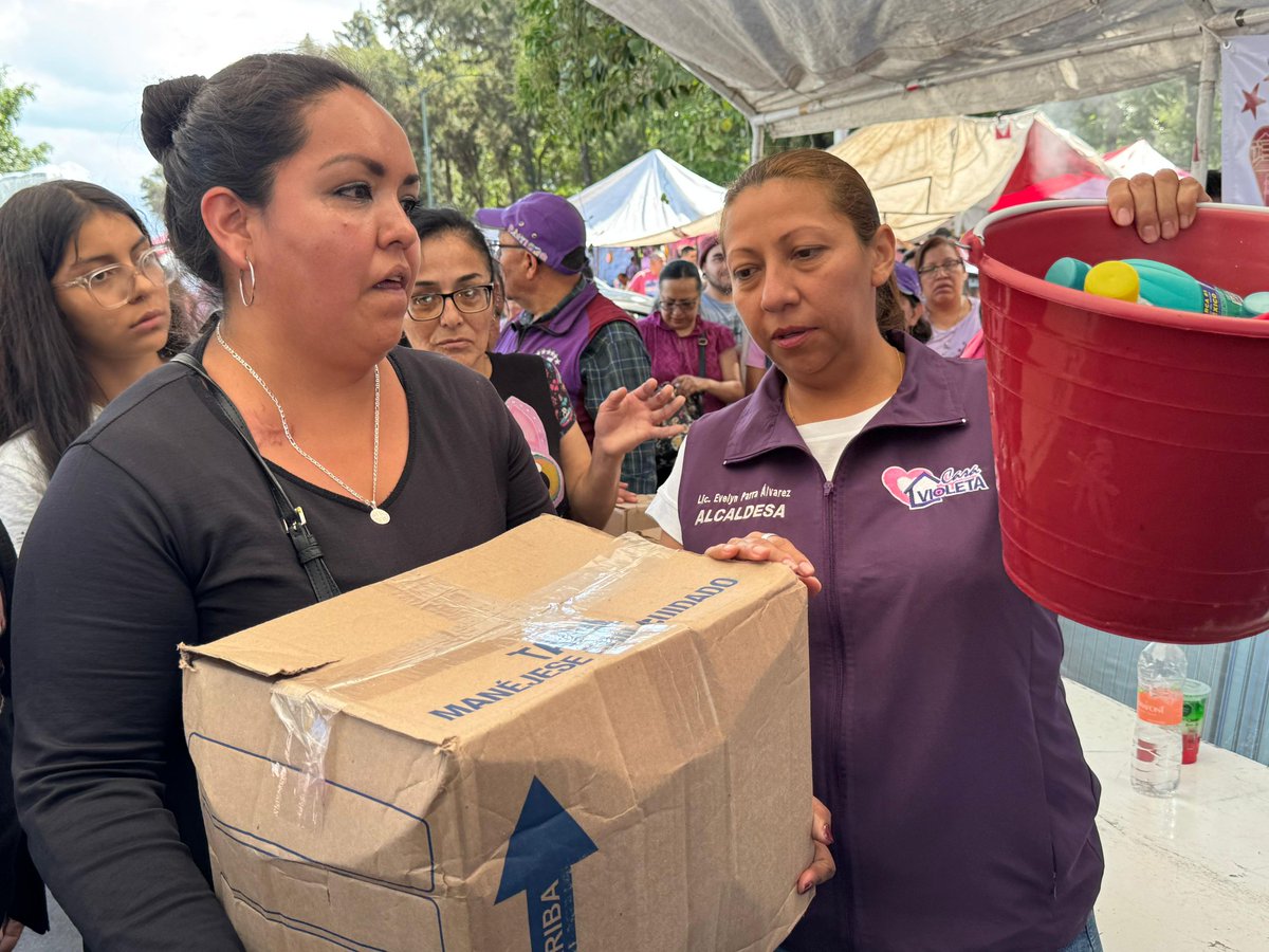 evelyn_parraA's tweet photo. En Oriente 174, Moctezuma 2ª Sección, entregamos colchones y alimentos a familias afectadas por las lluvias.
Mi compromiso es estar presente y responder de inmediato ante cualquier emergencia.
No están solos, en VC seguimos trabajando sin descanso.
#EvelynParra #VCTrabaja https://t.co/L3reIZD6DD