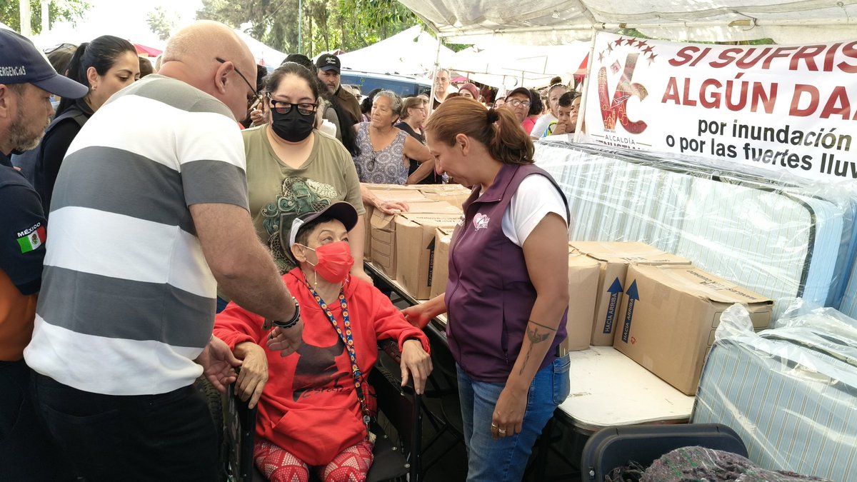 evelyn_parraA's tweet photo. En Oriente 174, Moctezuma 2ª Sección, entregamos colchones y alimentos a familias afectadas por las lluvias.
Mi compromiso es estar presente y responder de inmediato ante cualquier emergencia.
No están solos, en VC seguimos trabajando sin descanso.
#EvelynParra #VCTrabaja https://t.co/L3reIZD6DD
