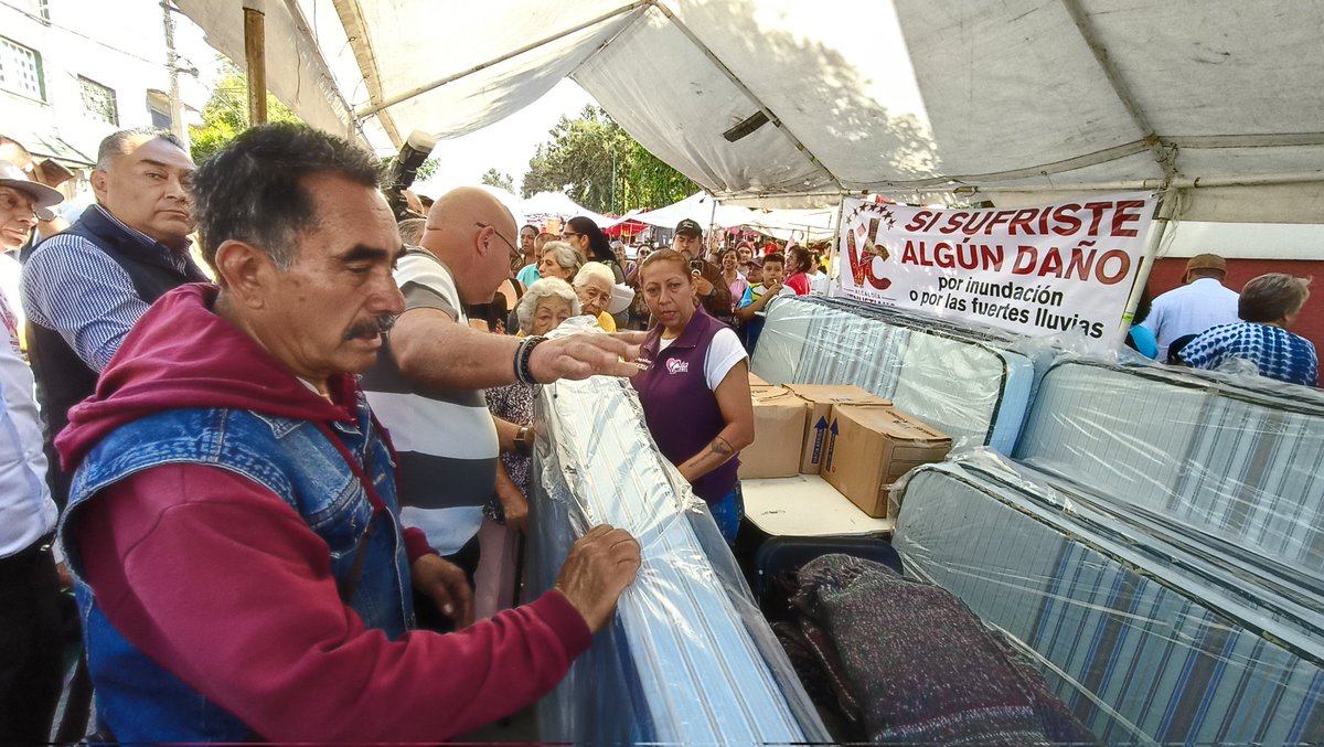 evelyn_parraA's tweet photo. En Oriente 174, Moctezuma 2ª Sección, entregamos colchones y alimentos a familias afectadas por las lluvias.
Mi compromiso es estar presente y responder de inmediato ante cualquier emergencia.
No están solos, en VC seguimos trabajando sin descanso.
#EvelynParra #VCTrabaja https://t.co/L3reIZD6DD