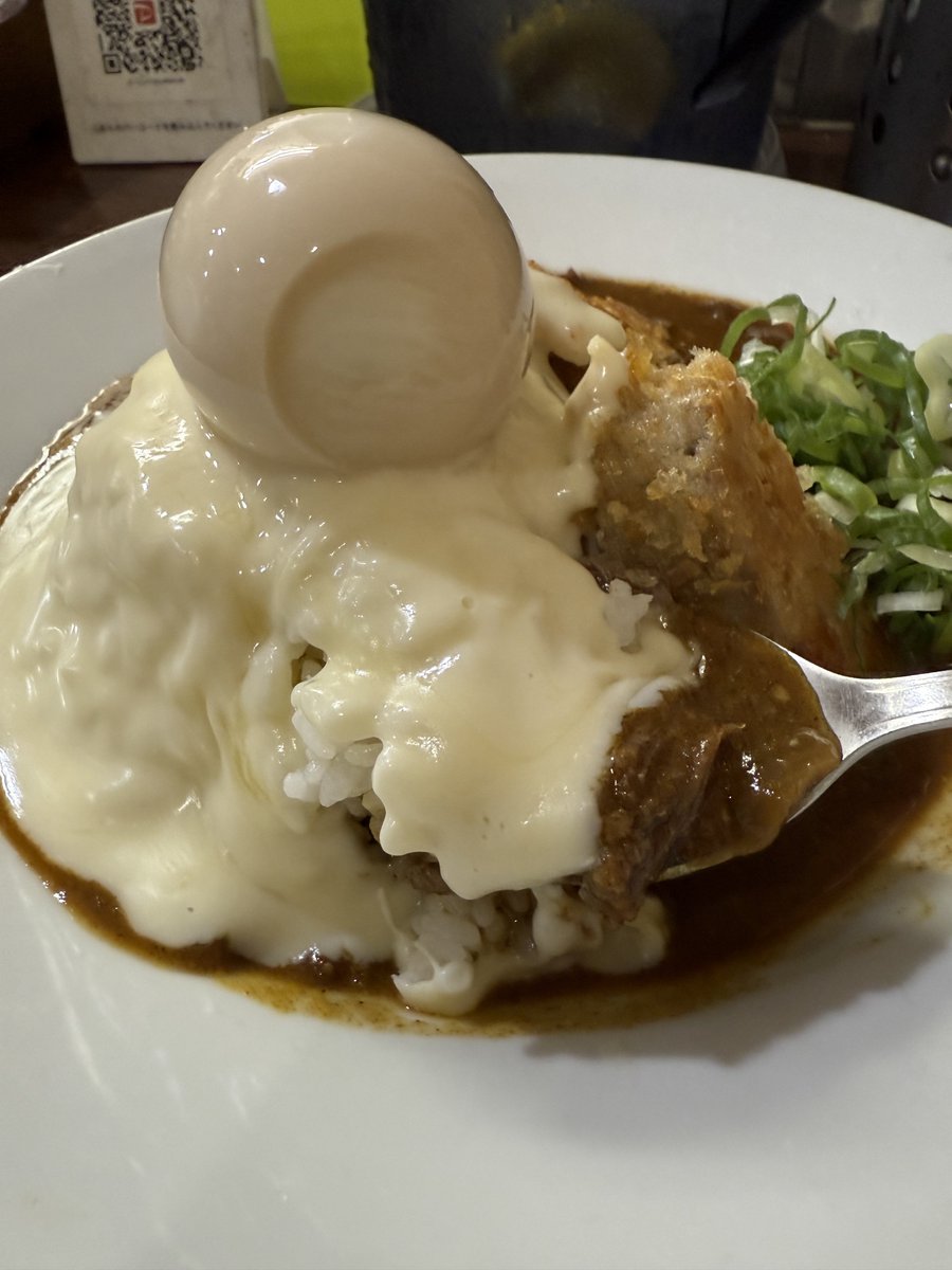 crew_value1's tweet image. 神戸・元町にある珍しいキーマカレーの専門店【元町通り3丁目】
百名店にも選ばれている人気のお店
とろとろチーズ、ヒレカツ、玉子が
乗った贅沢なカレー
まさかのお代わりが無料です
【住所】
兵庫県神戸市中央区元町通3-11-10