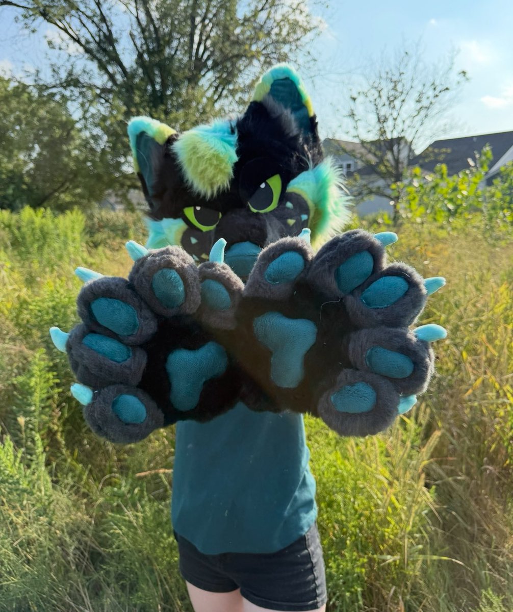 ⚠️ Toxic Spill Wolf fursuit is up for sale for $2000. 💣 Comes with a head, handpaws, and tail, as well as a badge, ref sheet, bracelet, tag, and more goodies! ⚡️

🔗  for more info and to purchase below! 💚