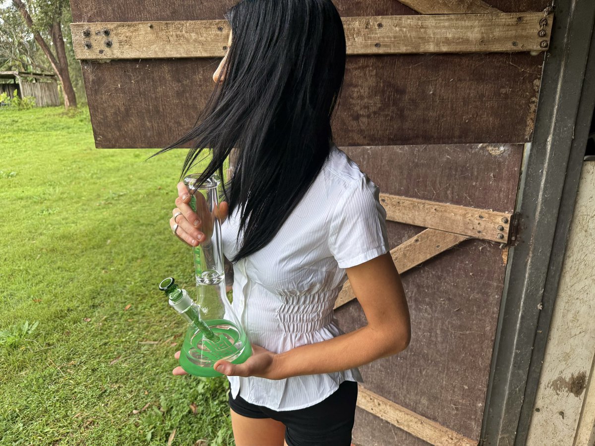 crazyjessie6666's tweet photo. new glass from @CastleGlassLTD 💚👌🏼😍 https://t.co/MmIXvUcDG8