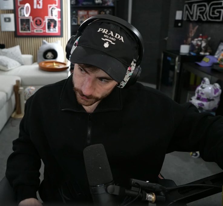 blustarfia's tweet photo. black looks good on him https://t.co/gPKGcdXda0