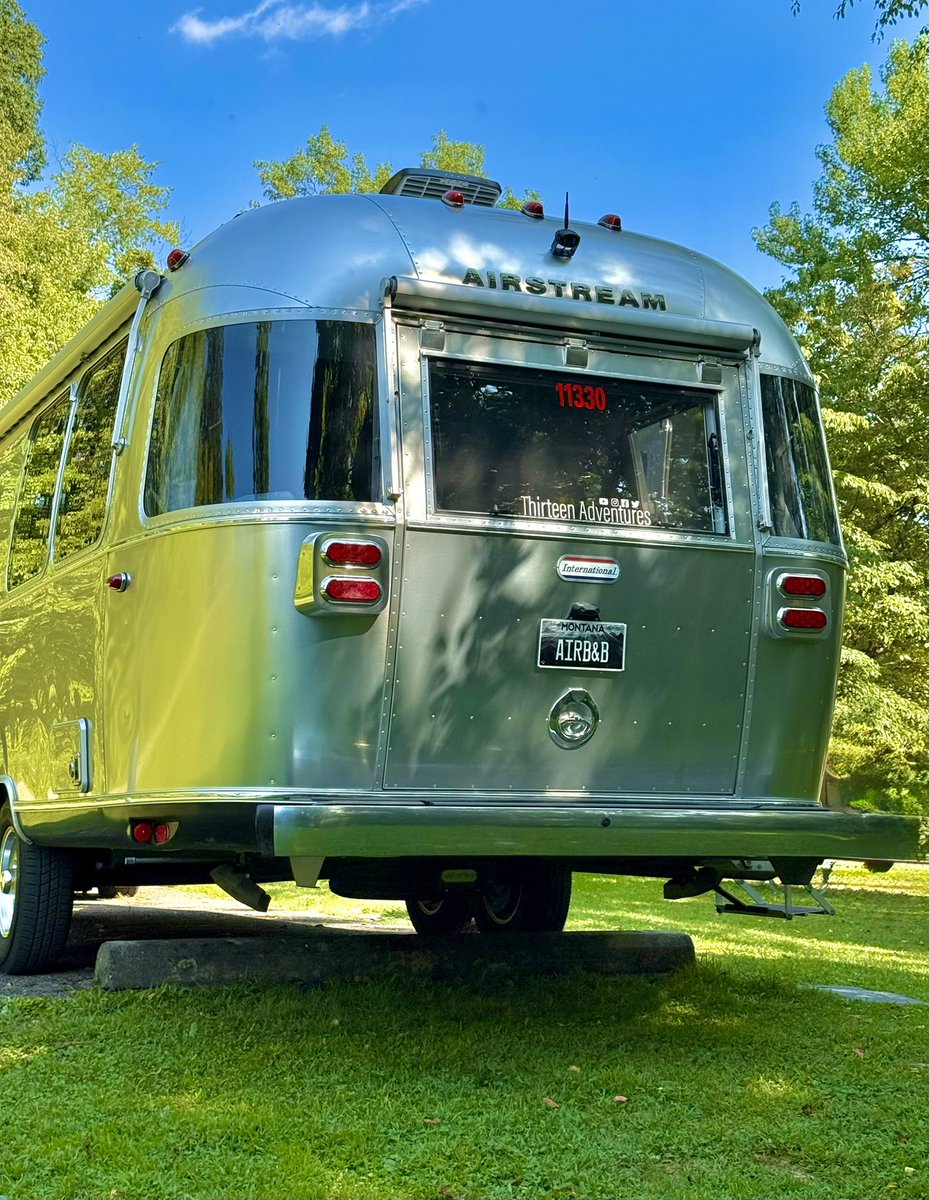thirteenadvent's tweet photo. Happy Friday, everyone! 🚐✨ Kick off your weekend with adventure and good vibes! Whether you’re hitting the open road or chilling by a campfire, make it unforgettable. 🌄 #AirstreamAdventures #RVLife #WeekendWanderlust #TravelInStyle https://t.co/9GKrqImoNo
