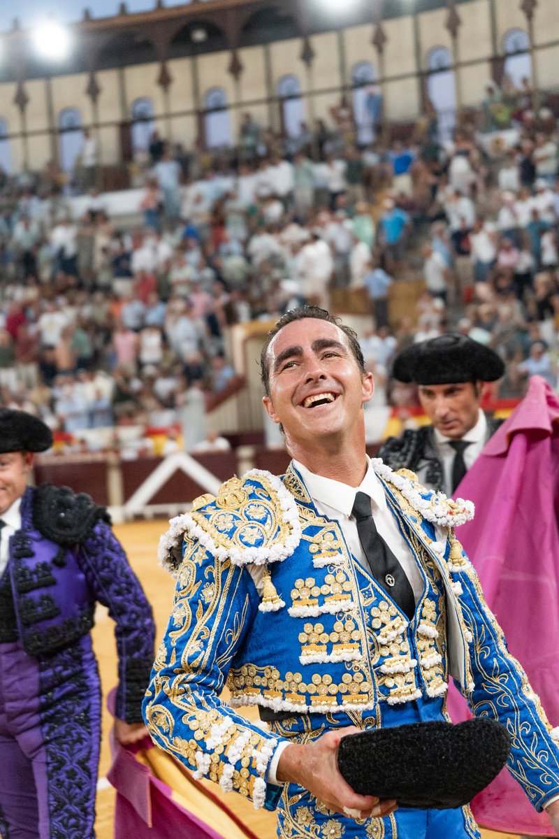 📸📸 𝗘𝗡 𝗙𝗢𝗧𝗢𝗦. Así ha sido la corrida de toros en Almendralejo. Triple puerta grande para Antonio Ferrera, el Fandi y Manuel Escribano. 

🔗 Galeria completa: m.facebook.com/story.php?stor…