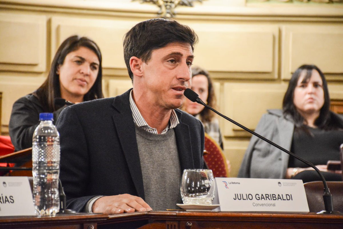 Acabamos de presentar el primer dictamen de comisión de la nueva Constitución de todos los santafesinos. Pero, ¿por qué esto es una buena noticia y qué va a cambiar en Santa Fe?

👉 El dictamen es el primer paso: estamos diciendo que la mayoría de los convencionales estamos de