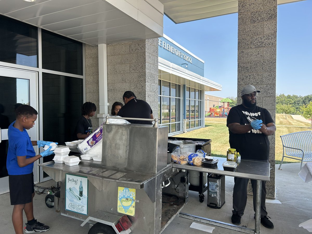 We had The Spot Smashburgers for lunch and they were so good!  It’s good to see these familiar faces and these young men working hard! #CREateLeaders #CPSBest <a href="/CRE_Cardinals/">Cedar Ridge Elementary</a>