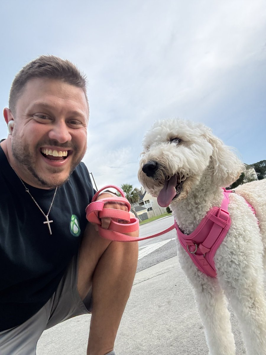 Had to get our steps in before starting the weekend 💪  

Happy Friday, everyone!