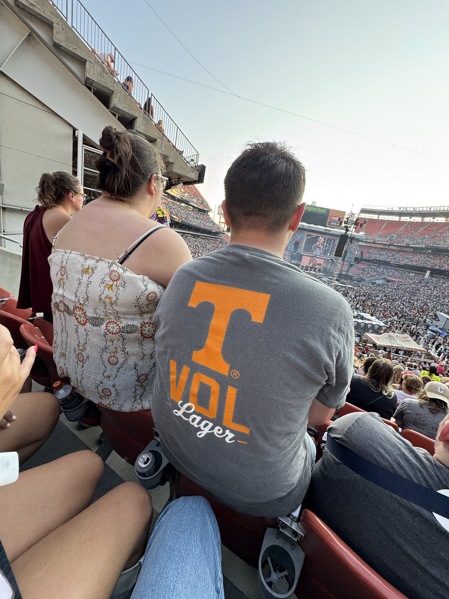 SwingStove's tweet photo. Country is cool until you run into an inbred behemoth that does know how to use a stadium chair. #uncool #fat https://t.co/XntDz5z7Bq