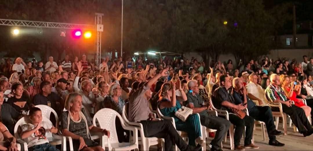CulturalHolguin's tweet photo. 🎊 Con un colorido y alegre espectáculo, en la plaza Camilo Cienfuegos, comenzaron este jueves las Fiestas Populares en #Holguín, que se extenderán hasta el domingo con variadas actividades culturales, recreativas y gastronómicas. 
#SomosCulturaHolguín #VeranoSiempreJoven https://t.co/DtJhLKm1Bo