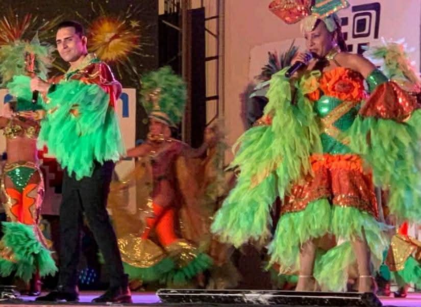 CulturalHolguin's tweet photo. 🎊 Con un colorido y alegre espectáculo, en la plaza Camilo Cienfuegos, comenzaron este jueves las Fiestas Populares en #Holguín, que se extenderán hasta el domingo con variadas actividades culturales, recreativas y gastronómicas. 
#SomosCulturaHolguín #VeranoSiempreJoven https://t.co/DtJhLKm1Bo