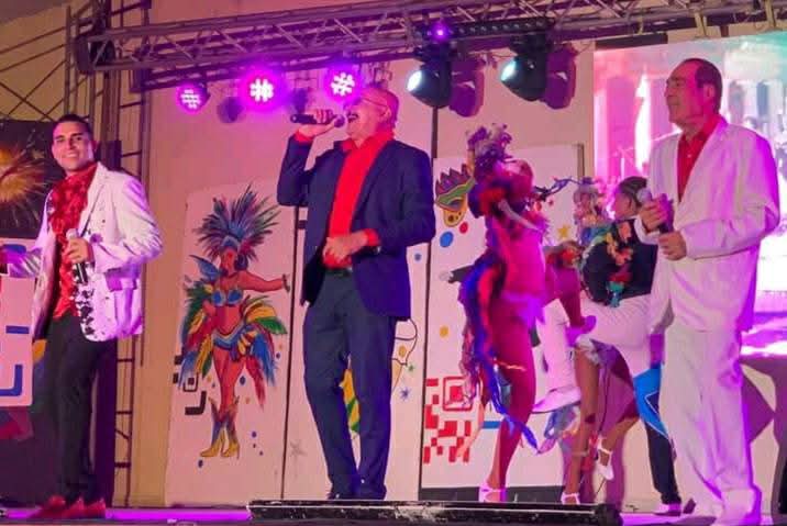 CulturalHolguin's tweet photo. 🎊 Con un colorido y alegre espectáculo, en la plaza Camilo Cienfuegos, comenzaron este jueves las Fiestas Populares en #Holguín, que se extenderán hasta el domingo con variadas actividades culturales, recreativas y gastronómicas. 
#SomosCulturaHolguín #VeranoSiempreJoven https://t.co/DtJhLKm1Bo
