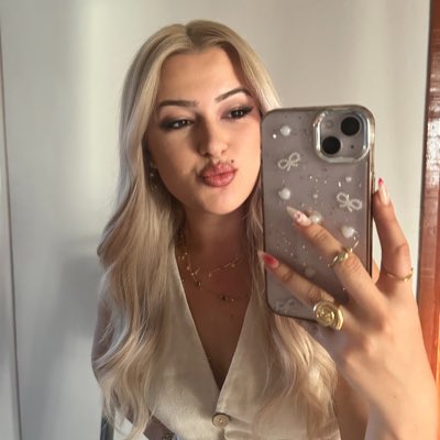 selincnkya's tweet photo. #YeniProfilResmi https://t.co/be2zqfMnuM