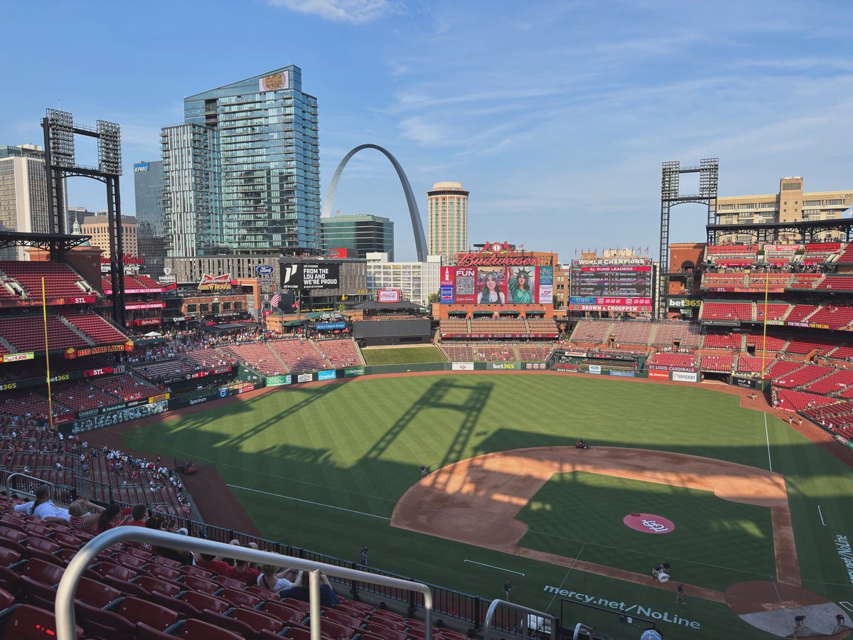 thriftdork's tweet photo. Get to St Louis and immediately go to the #baseball game. Busch stadium is super nice and way bigger than it looks. Still walking around looking for the @markdero7 statue.  #cardinals #giveaway #imnotworking #allbymyself @cardinals https://t.co/X11QRctKok