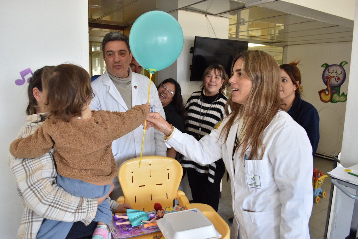 En el día de hoy entregamos juguetes a nuestros niños internados en el Hospital Policial en conjunto con manos azules, voluntarios del <a href="/Rotarymvd/">Rᴏᴛᴀʀʏ Cʟᴜʙ ᴅᴇ Mᴏɴᴛᴇᴠɪᴅᴇᴏ</a> e integrantes de la cantina del Hospital. Feliz día a todos nuestros niños! <a href="/juliorappa/">Julio Rappa</a> <a href="/AlvaroTondo/">Alvaro Tondo</a>  <a href="/Minterioruy/">Ministerio del Interior</a> <a href="/GValverdeGomez/">Gabriela Valverde Gómez</a>