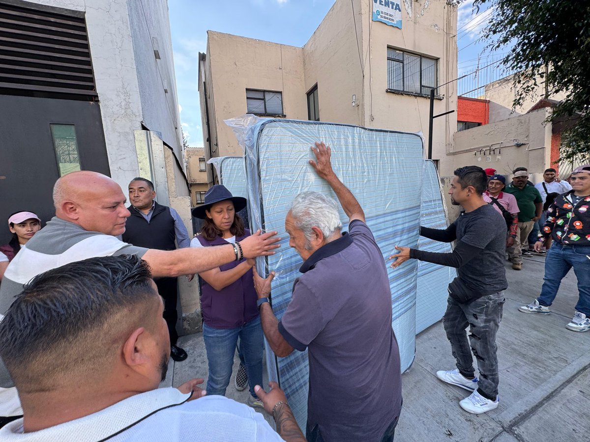 evelyn_parraA's tweet photo. En Oriente 166 seguimos apoyando a las familias afectadas por las lluvias con colchones, despensas y kits de ayuda.
Mi compromiso es estar cerca de la gente y dar soluciones inmediatas. En VC nadie se queda sin apoyo.
#EvelynParra #VCTrabaja #ApoyoALaComunidad #LluviasCDMX https://t.co/k6AOV0oeOY