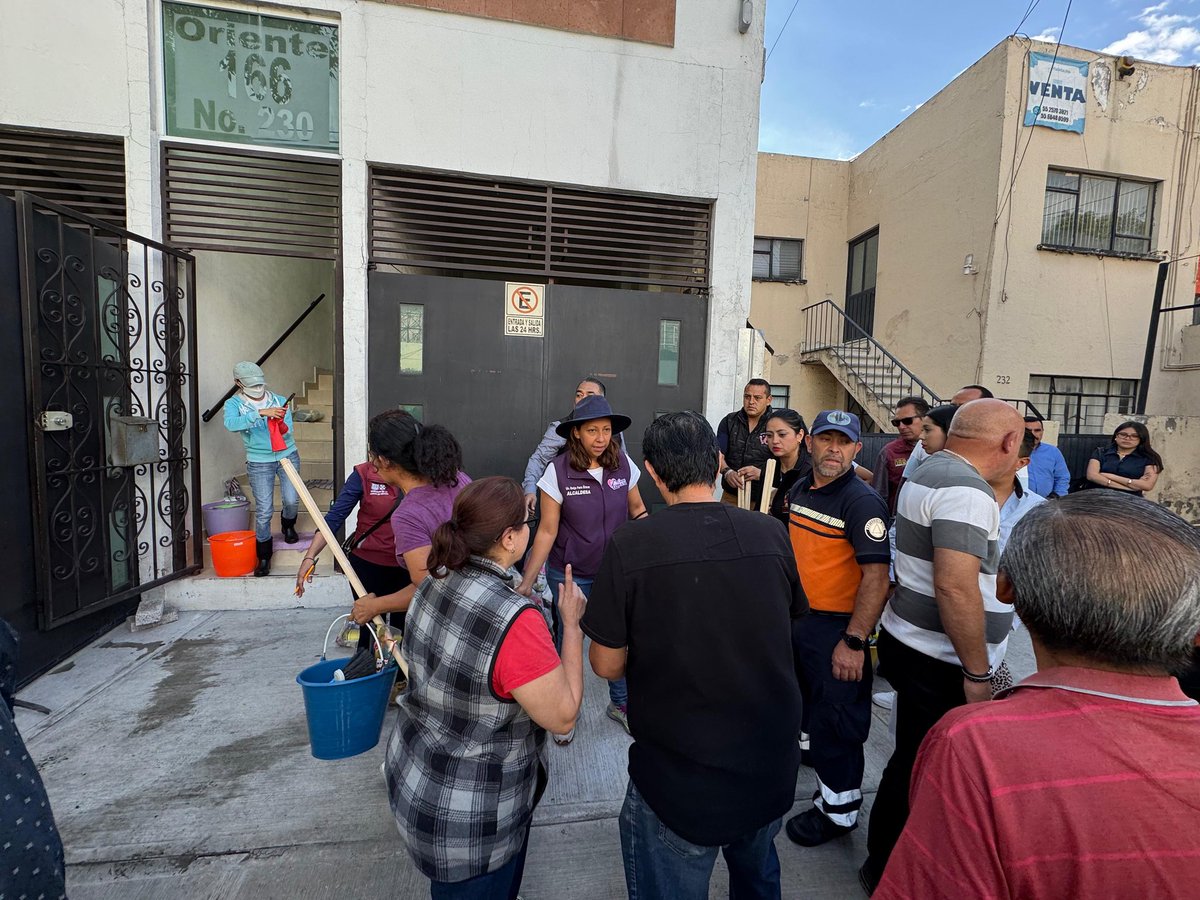 evelyn_parraA's tweet photo. En Oriente 166 seguimos apoyando a las familias afectadas por las lluvias con colchones, despensas y kits de ayuda.
Mi compromiso es estar cerca de la gente y dar soluciones inmediatas. En VC nadie se queda sin apoyo.
#EvelynParra #VCTrabaja #ApoyoALaComunidad #LluviasCDMX https://t.co/k6AOV0oeOY