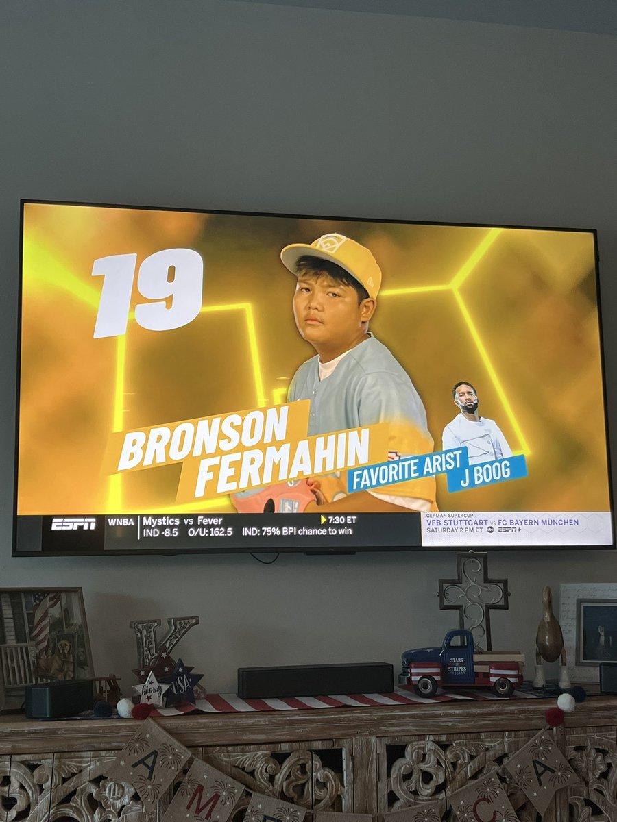 Cheering for Hawaii strictly cause this kids favorite artist is <a href="/JBoogMusic/">JBoogMusic</a>