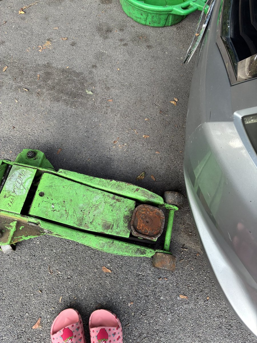 SueHappy3's tweet photo. Friday- #Afterworkactivities #Oilchange #Cargirl 🤷🏻♀️ I need one of those dolly things ! I’m just scared of rolling away! 🤣🤣🤣 https://t.co/L5BYfmN4xV