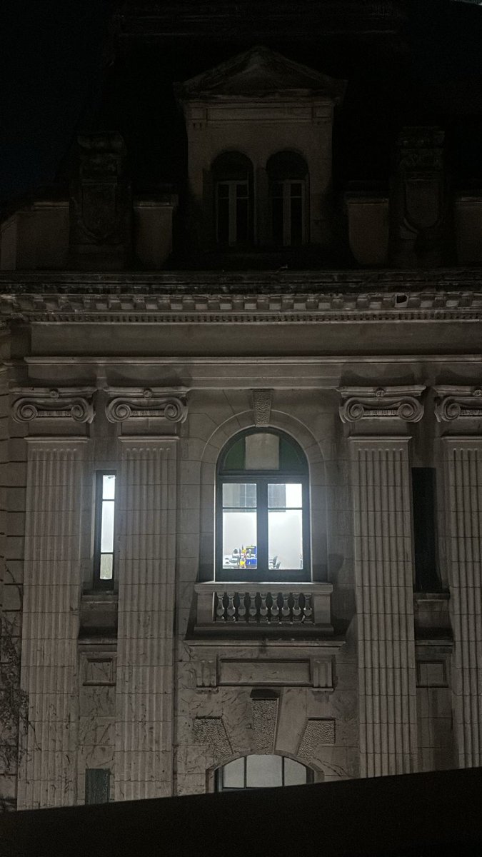 ilkadelavezzi's tweet photo. La oficina de habilitaciones del tercer piso del edificio de la ex Aduana de Rosario está con todas las luces encendidas desde anoche. No es la primera vez que ocurre ni la única oficina que exhibe ese descuido. 
@pablojavkin @ObrasRosario @MuniRosario @mariuschmuck_ @RoxGazanea https://t.co/VeTV835p3F