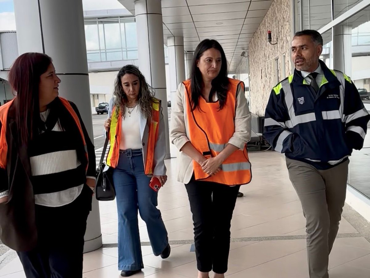 📍Latacunga | Mantuve una reunión con el <a href="/Gober_Cotopaxi/">Gobernación Cotopaxi</a>, Nelson Sánchez, con quien coordinamos acciones conjuntas.

Verifiqué los procesos operativos y de control del Distrito.

Sostuve un importante diálogo con los representantes de las Cámaras de Comercio de Ambato y