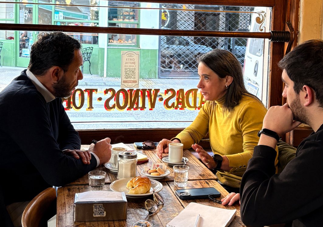 Como parte de mis encuentros de agenda abierta, me reuní con Paula, vecina de San Telmo. Charlamos sobre la importancia de lograr equilibro en un barrio que recibe a miles de visitantes y donde también viven miles de personas. Sobre cómo sostener la vida cultural y comercial sin